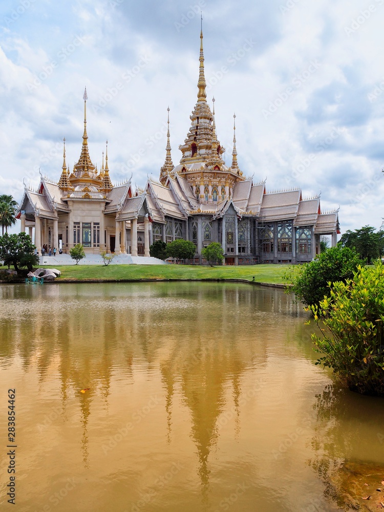 Naklejka premium the white temple in bangkok thailand
