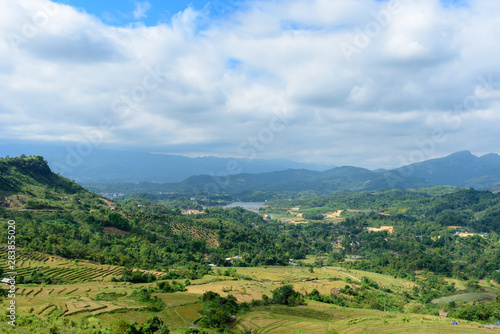 Vue des montagnes du Nord Vietnam et de rizières ainsi que d'une route