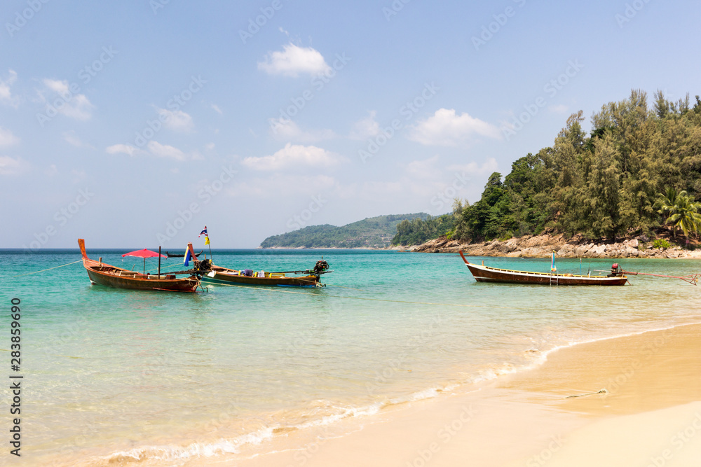 Obraz premium Longtail boats anchored at Banana beach, Phuket, Thailand