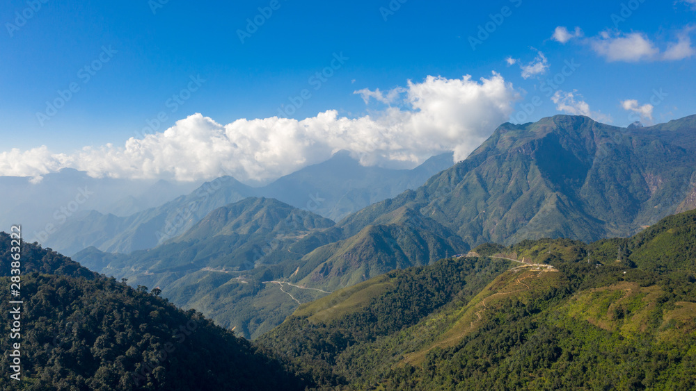 Vue des montagnes vietnamiennes parcourues par une route