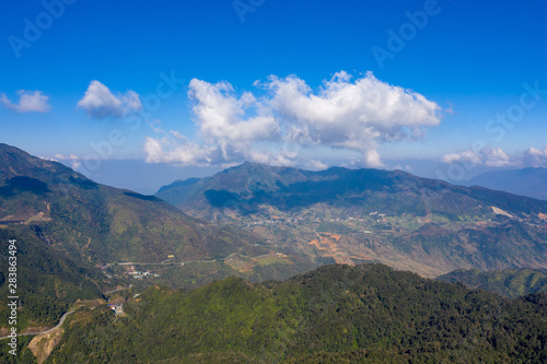 Vues larges sur les montagnes vietnamienne du nord © Florent