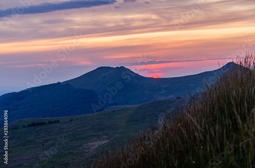 Fototapeta Naklejka Na Ścianę i Meble -  Zachód słońca Bieszczady