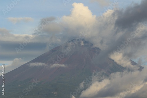 山梨県　本栖湖畔の赤富士 © ゆず