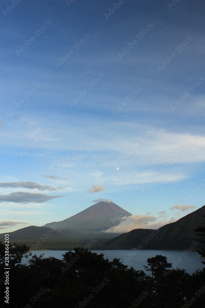 山梨県　本栖湖畔の赤富士