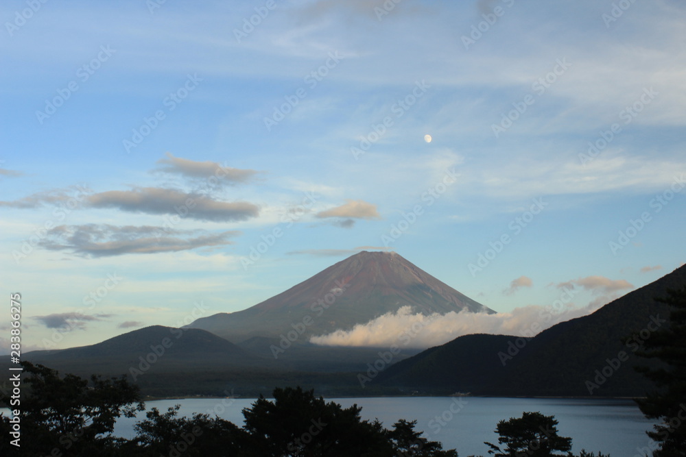 山梨県　本栖湖畔の赤富士