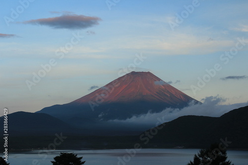 山梨県 本栖湖畔の赤富士