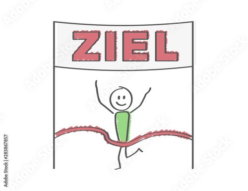 Mann rennt durch Ziiellinie - Marathon