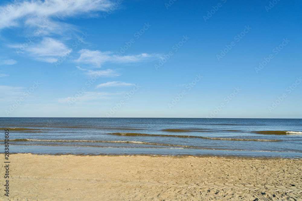 Strand mit Sand am Meer vor Himmel