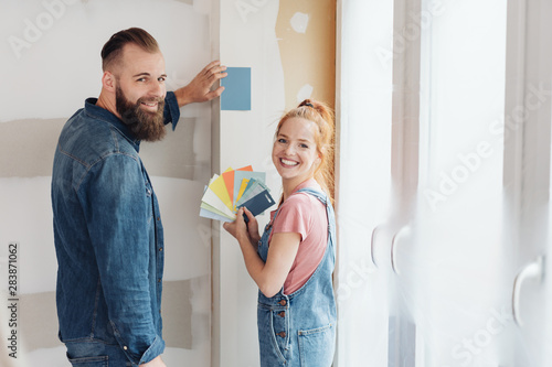 Fotografie Smiling happy couple choosing paint colors