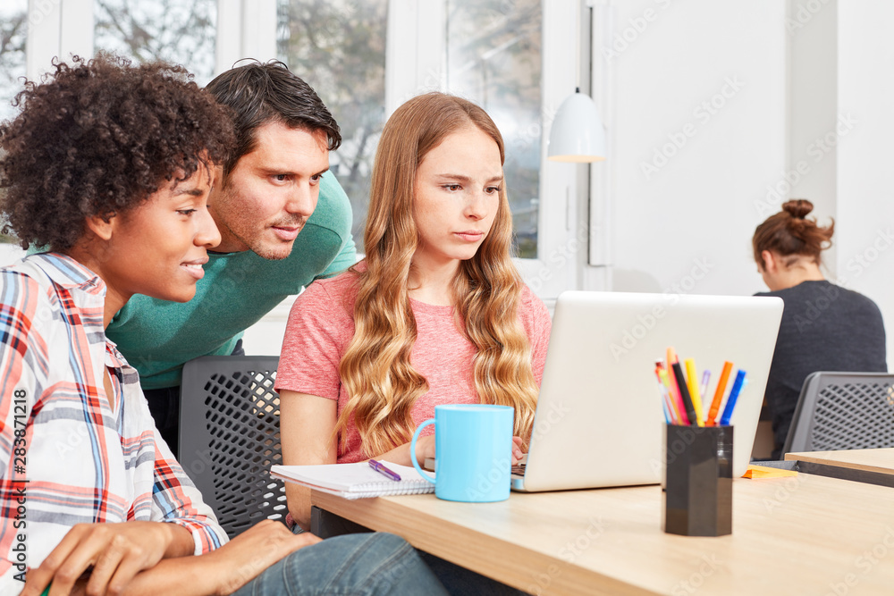 Fototapeta premium Studenten Team im Computer Seminar