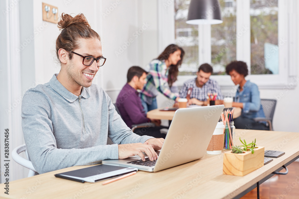 Business Mann schreibt auf Laptop PC Business Mann schreibt auf Laptop PC