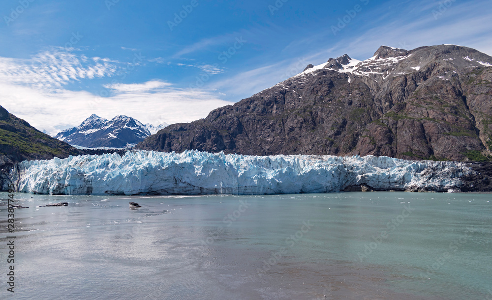 Obraz premium panorama of the mile-wide margerie glacier in alaska with mt fairweather in canada in the background on a rare clear day