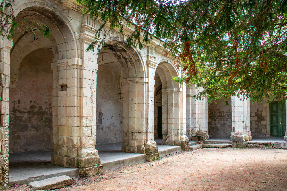 Montreuil-Bellay. Cour intérieure du prieuré des Nobis. Maine-et-Loire. Pays de Loire