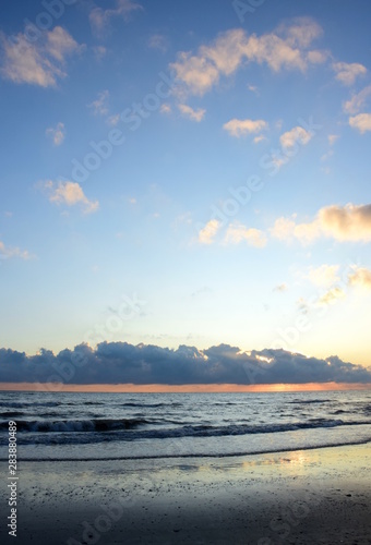 Sonnenaufgang - Wolkenspiel   ber dem Meer