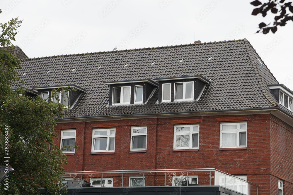 Moderne Fenster in einer Fassade eines Hauses Moderne Fenster in einer Fassade eines Hauses