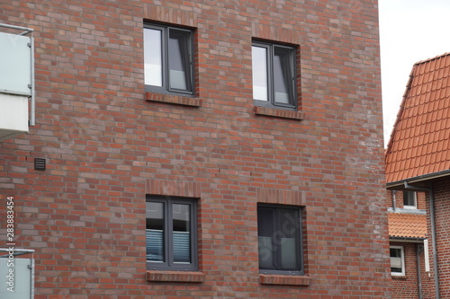 Moderne Fenster in einer Fassade eines Hauses