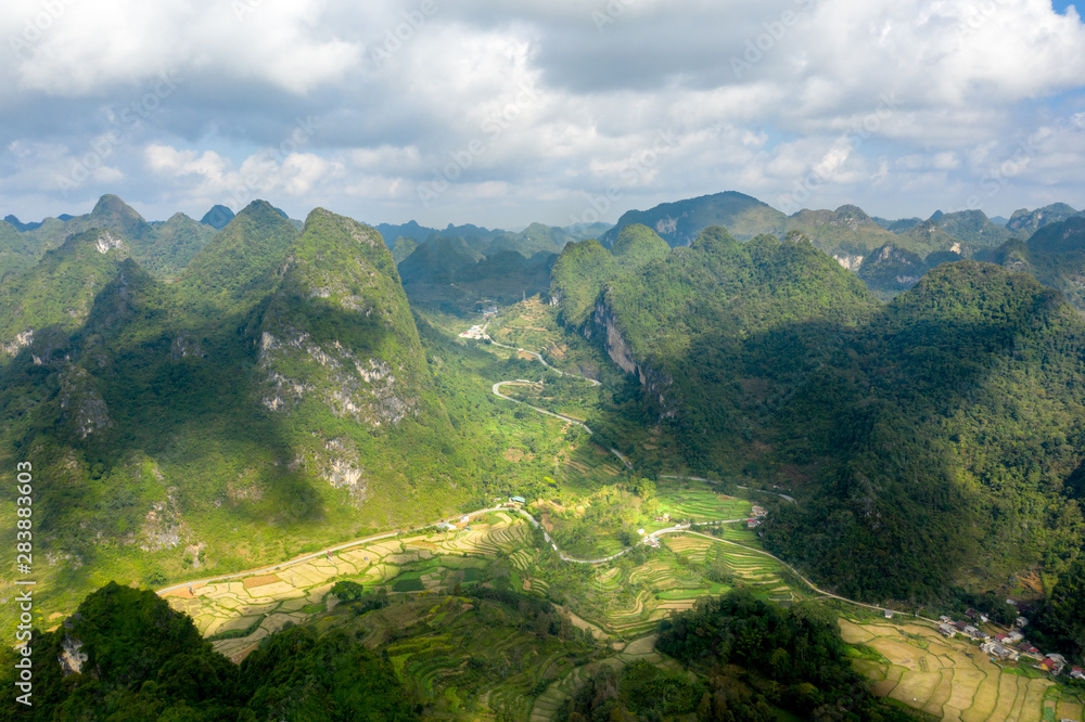 Fototapeta premium Une route vietnamienne qui s'engouffre dans les montagnes