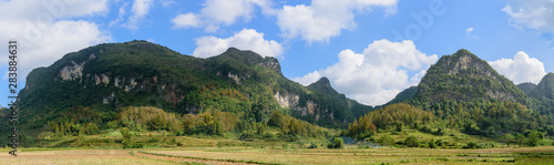 Panorama de pics karstiques vietnamiens