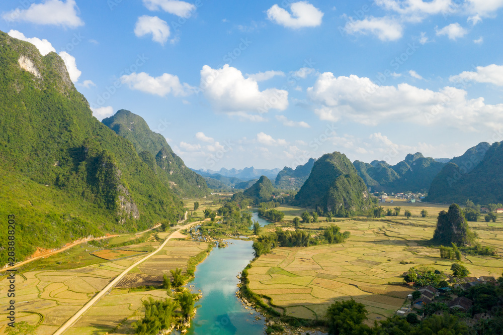 La rivière Song Quay Son au milieu des montagnes vietnamiennes La rivière Song Quay Son au milieu des montagnes vietnamiennes