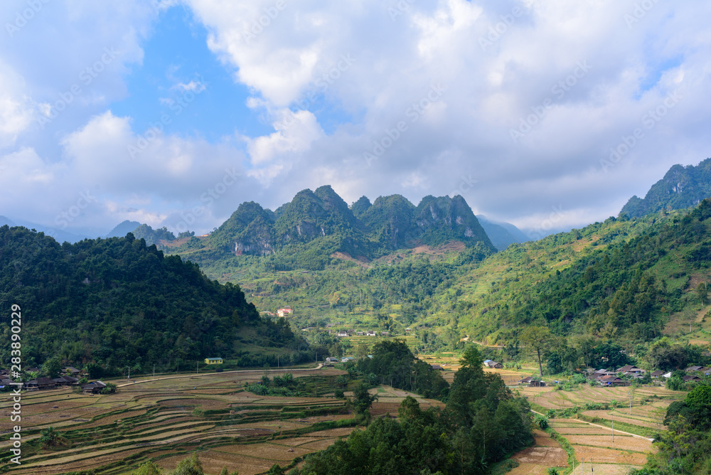 Vue sur les montagnes du Vietnam du Nord et de rizières ainsi que de routes