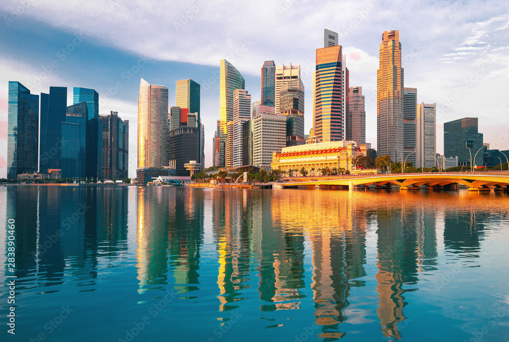 Fototapeta premium Niesamowita panorama Singapuru z reflektorem w wodzie, Singapur