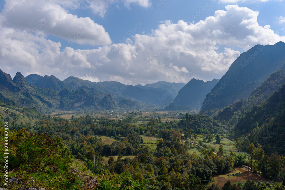 Naklejka premium Vue sur les montagnes du Vietnam du Nord et de rizières ainsi que de routes