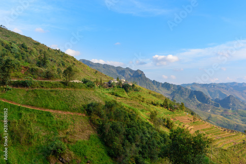 Vue sur les montagnes vietnamiennes du nord