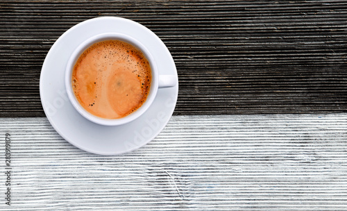 Kaffeetasse auf Holz-hintergrund