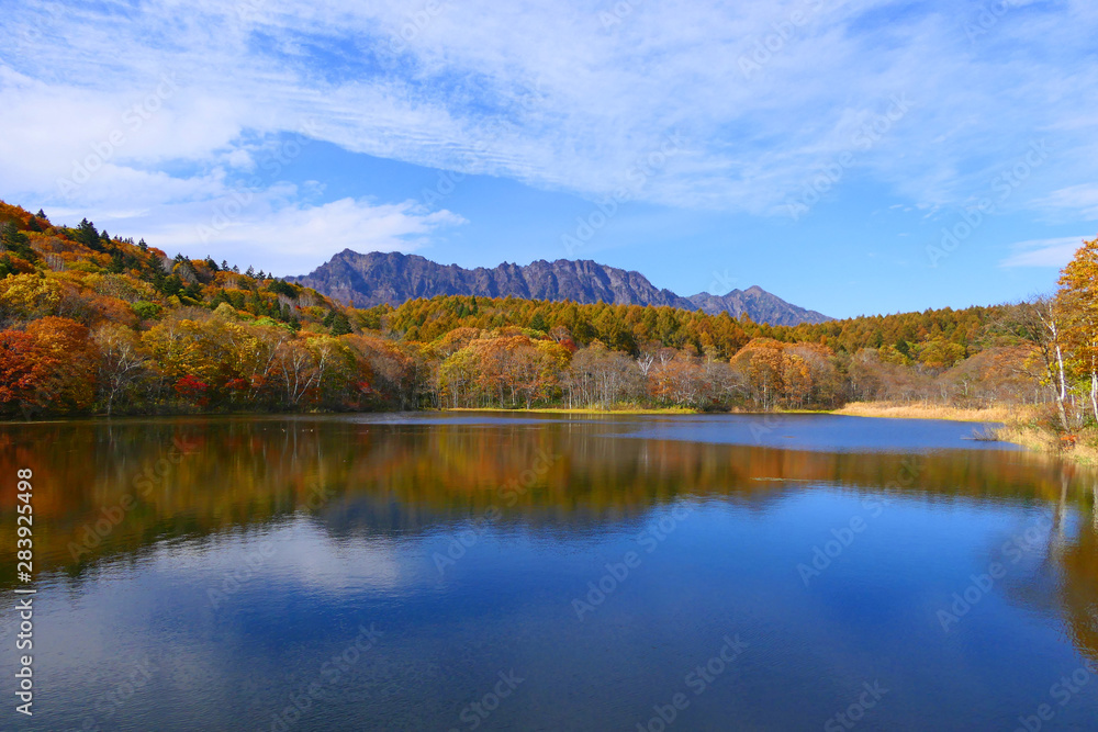 上信越国立公園。秋の小鳥が池から戸隠連峰を望む。長野　日本。１０月下旬。