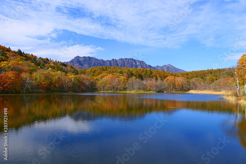 上信越国立公園。秋の小鳥が池から戸隠連峰を望む。長野 日本。１０月下旬。