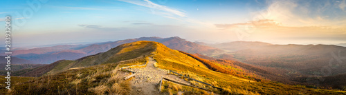 Foto Mountain landscape at sunset in autumn. Mountain peak meadow.
