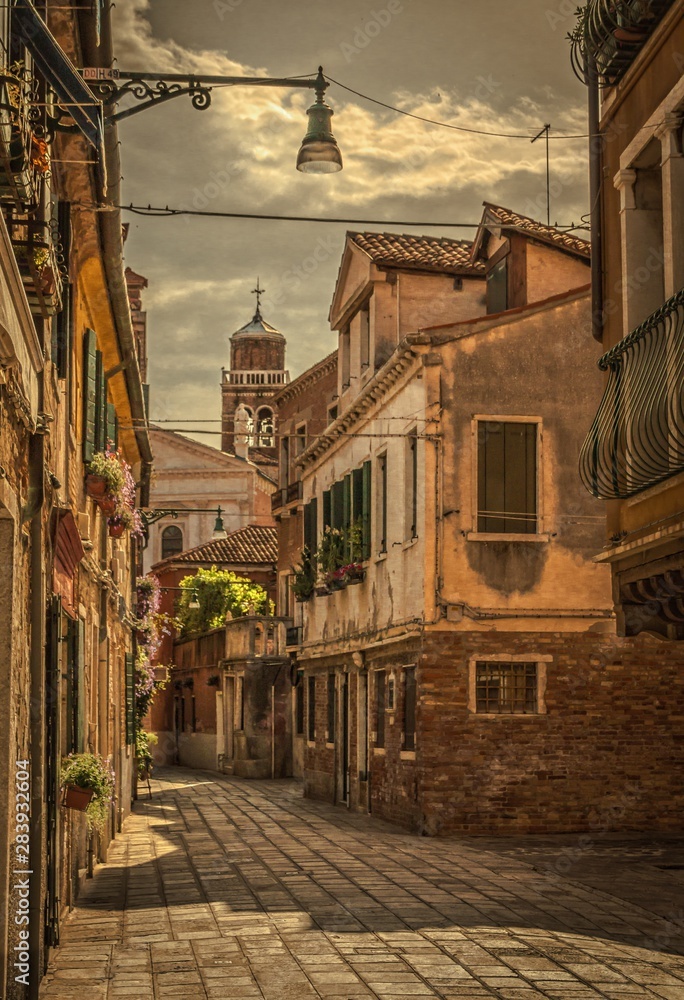 Gasse mit alten Häusern im Sommer in Venedig, Italien