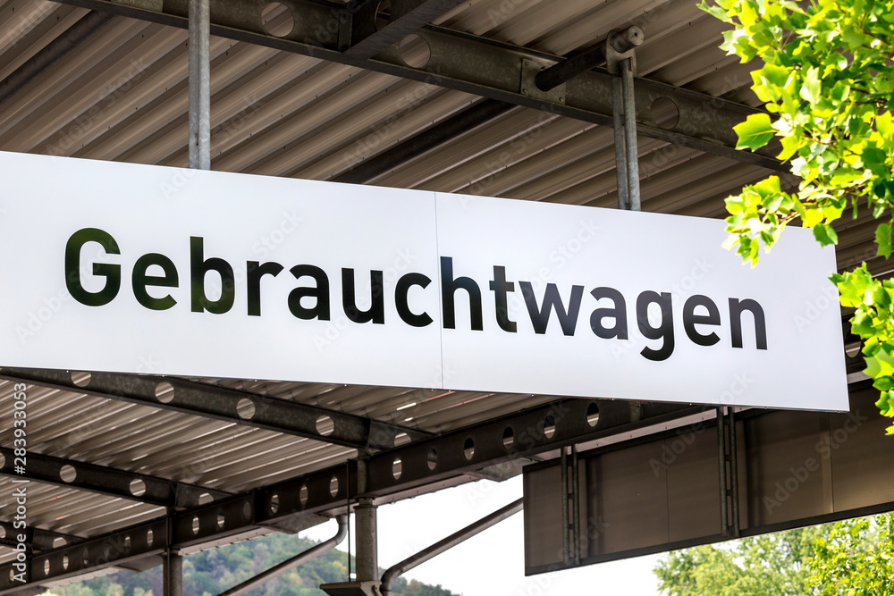 Obraz premium Gebrauchtwagenschild an einer Halle