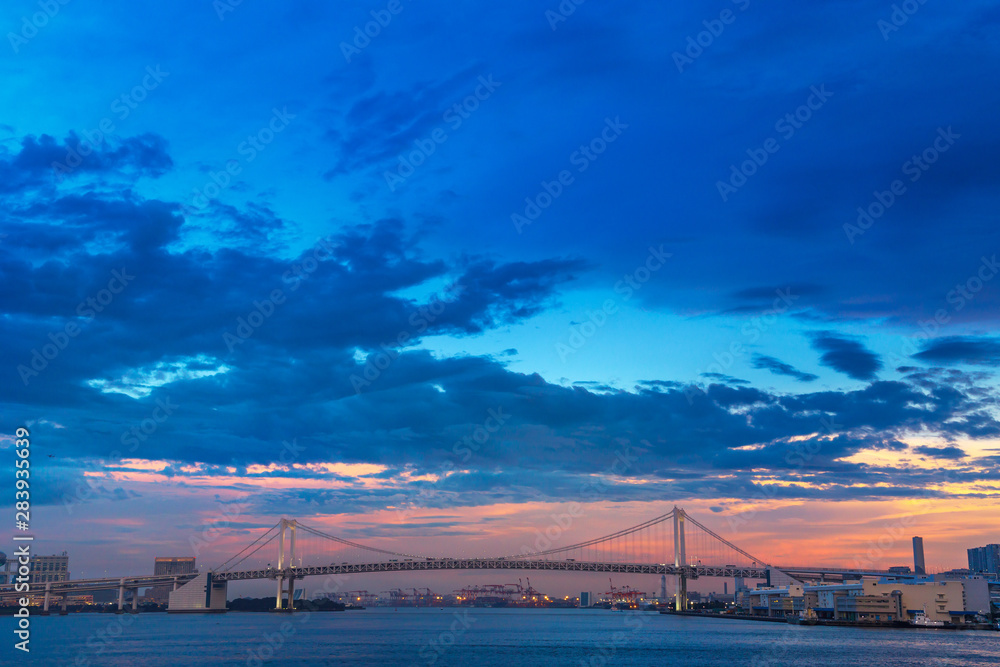 Fototapeta premium 夕暮れの東京の海