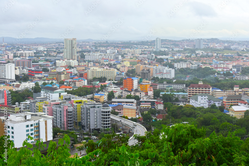 Obraz premium Looking from the height See a city in a tight city with tall buildings and beautiful skies. Is a comfortable view