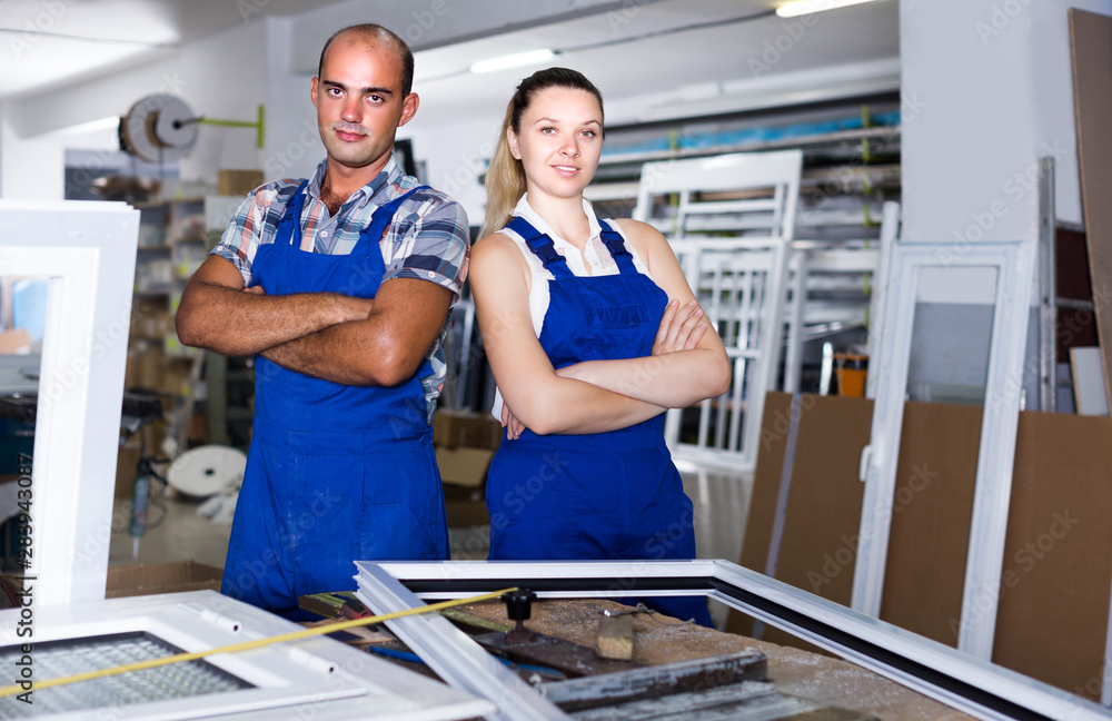 Obraz premium Portrait of brigade who are working at workshop