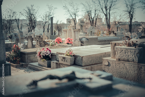 Tumba de cementerio al atardecer