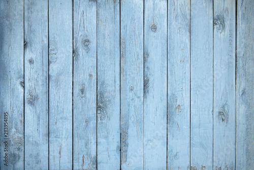 青くペイントされた木製のボード