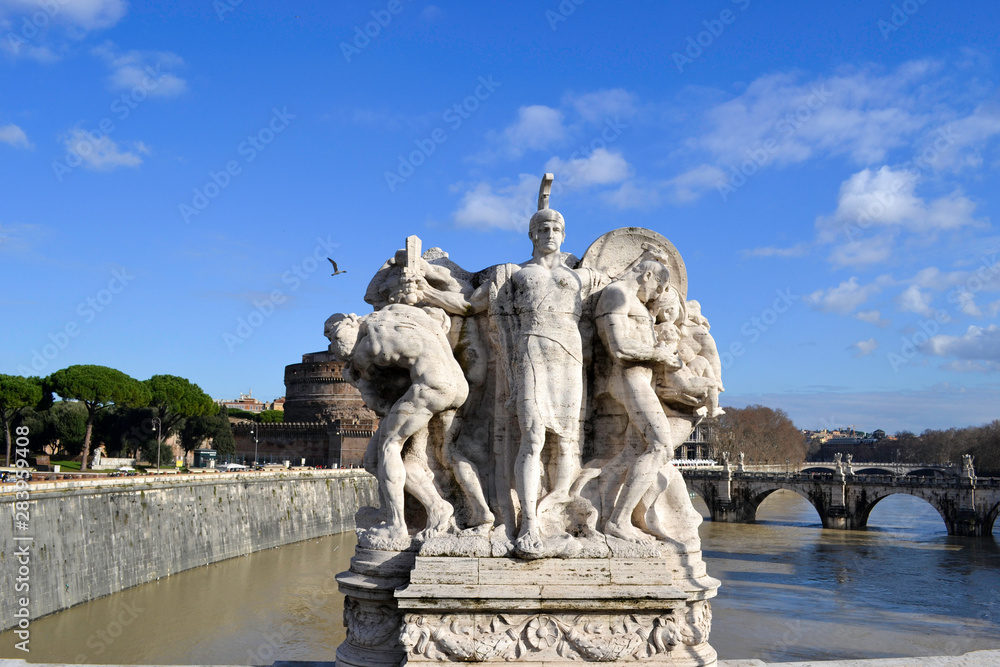 Escultura romana de frente en Río Tiber puente del arco Roma de día