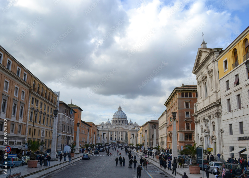 Perspectiva calle en Roma con edificios fondo Vaticano