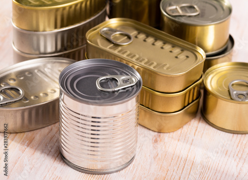 Cuadro en lienzo Close up of tin cans