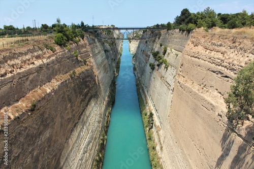Gerader Fluss durch zwei steile Wände unter klarem Himmel - Kanal Korinth