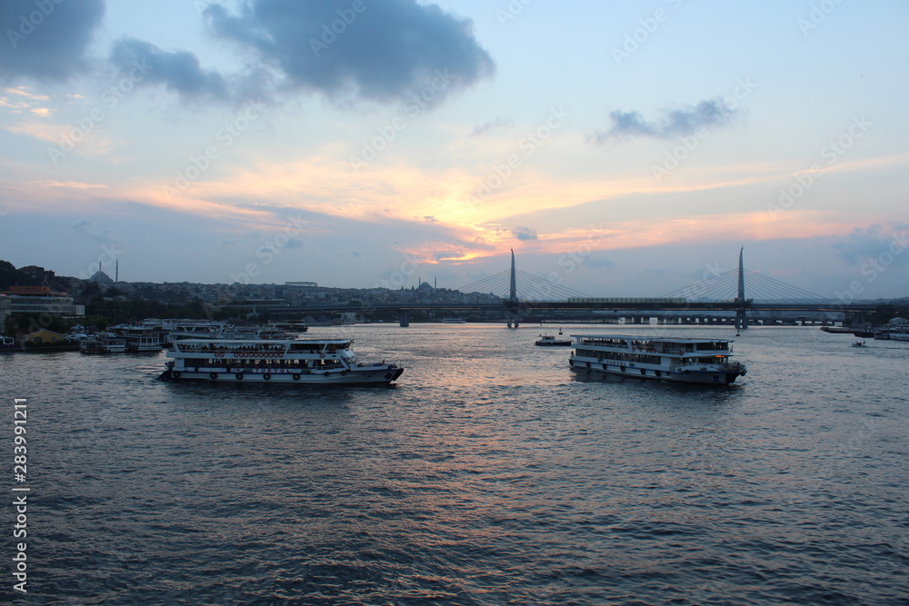 Schiffe auf dem Meer in der Stadt im Sonnenuntergang Istanbul schönster Bosporus