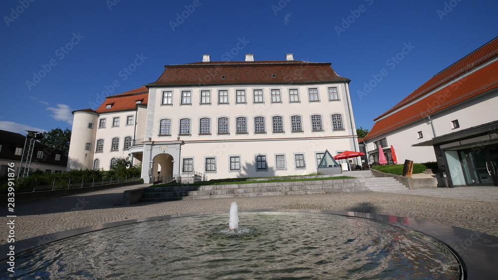 Brunnen vor dem Schloss Großlaupheim