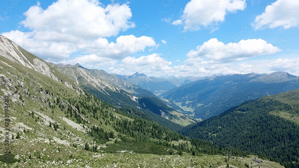 Alm- und Berglandschaft in Südtirol