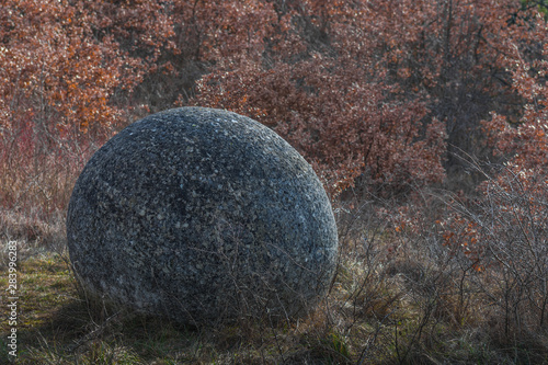 grosser runder stein in der natur