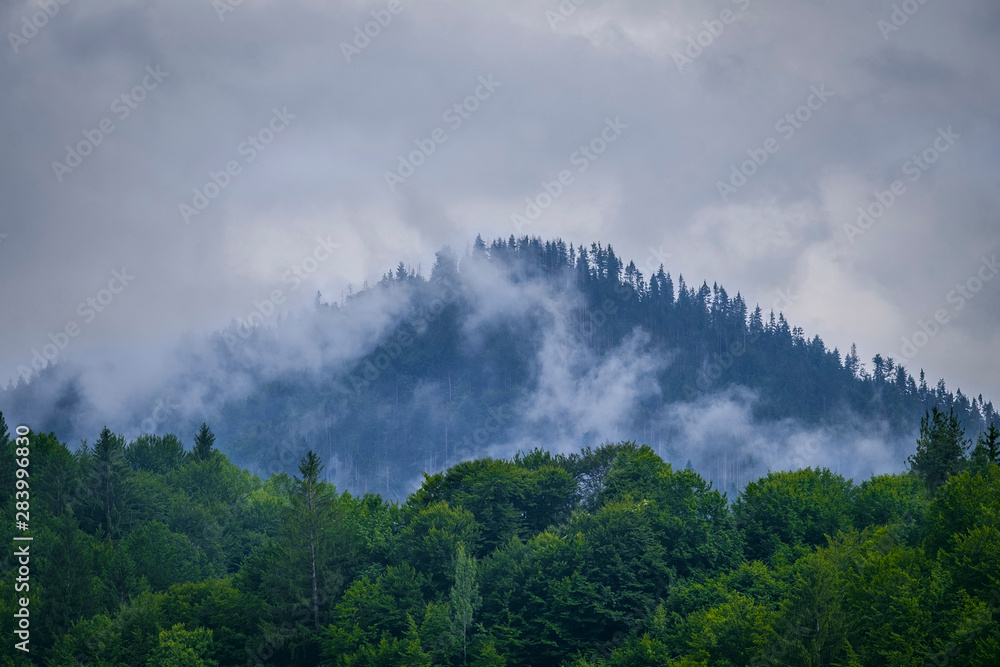 Plakat Górski krajobraz. Szczyt góry w mglistych chmurach