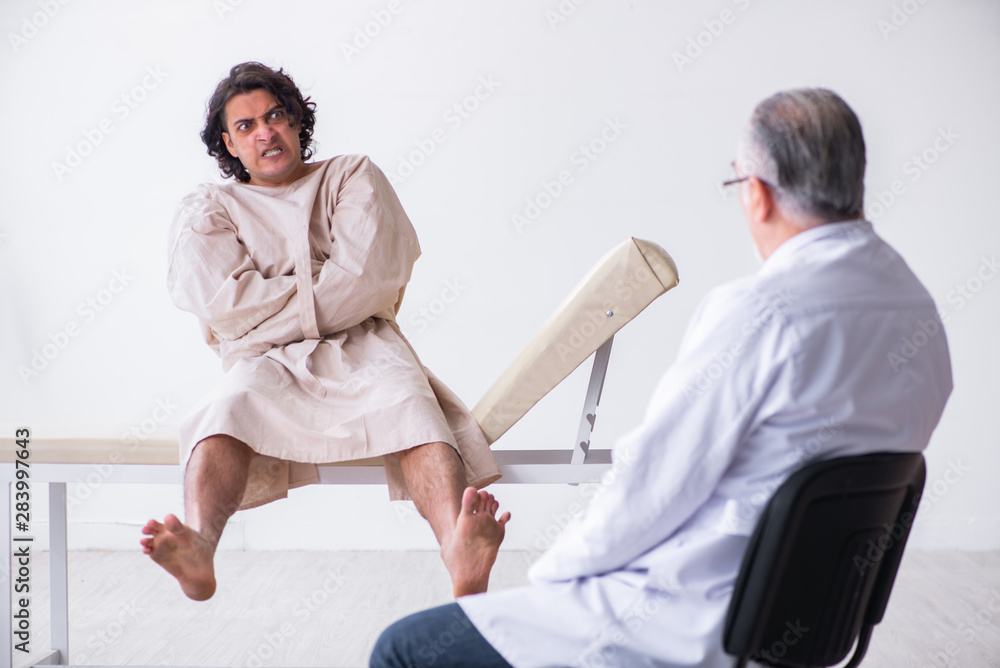 Obraz premium Aged male doctor psychiatrist examining young patient