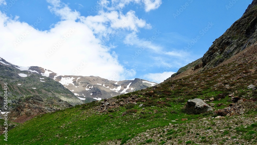 Wandern im Hochgebirge der Südtiroler Alpen, schneebedeckte Berge