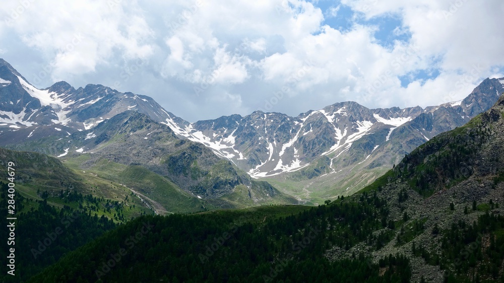 Wandern im Hochgebirge der Südtiroler Alpen, schneebedeckte Berge